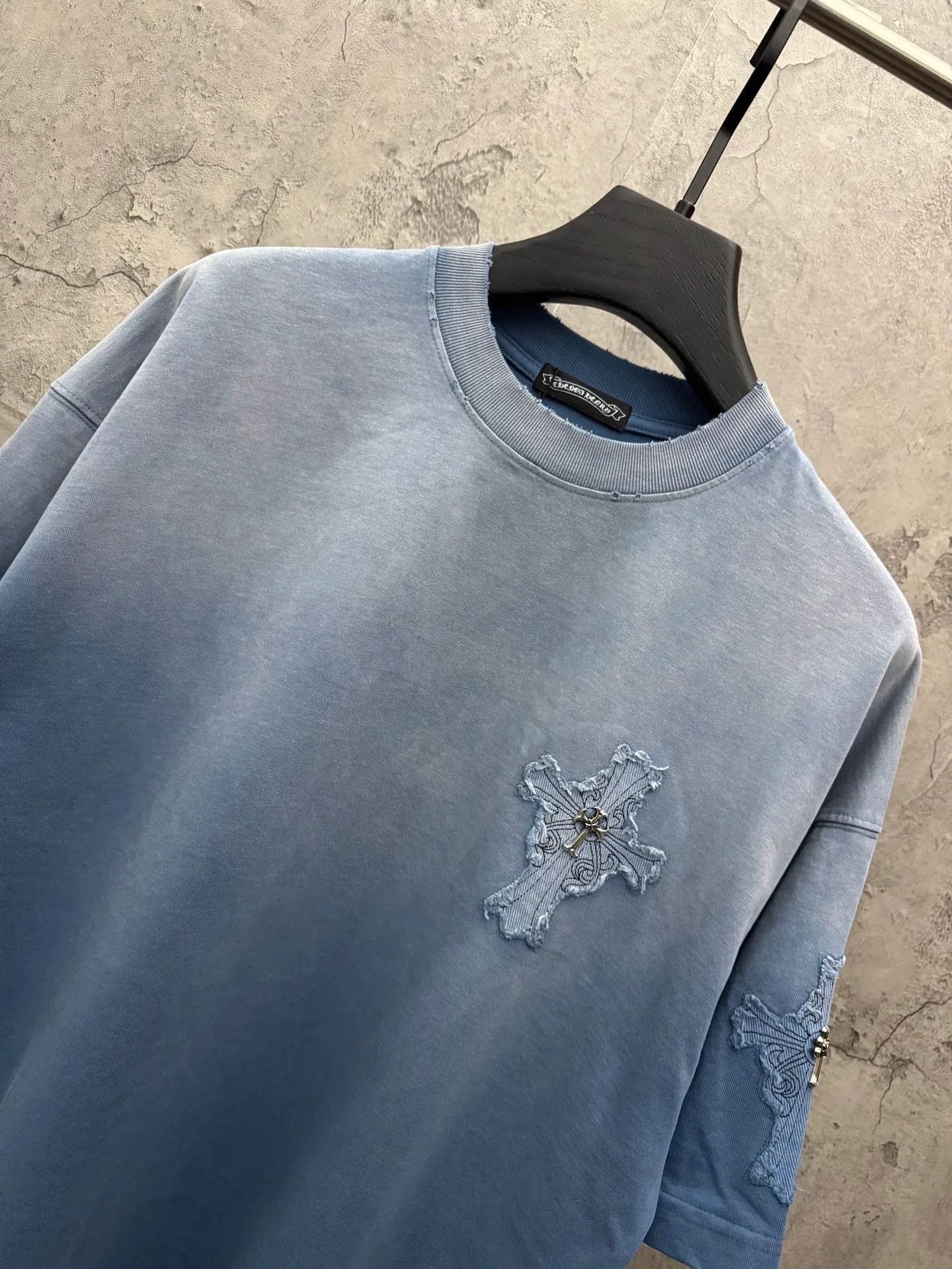 P240 top version, real shot without P, ​​different from market currency) 𝗖𝗵𝗿𝗼𝗺𝗲 𝗛𝗲𝗮𝗿𝘁𝘀/Croxin 2026 spring new original single counter American washed patch embroidered couple short sleeves 👑The highest version! Customized fabric 320 grams, washed and fried. Best-selling model at the counter. Very comfortable to wear. Accessories: Original molded and authenticated collar label➕100% silk wash label. Genuine purchase-grade original hangtag➕matching hanging rope➕3D hanging beads➕original packaging bag. Craftsmanship: The original version has consistent wiring! The highest version of the armhole matching technique! Color: Black Blue Size: S M L XL Style No.: 5207